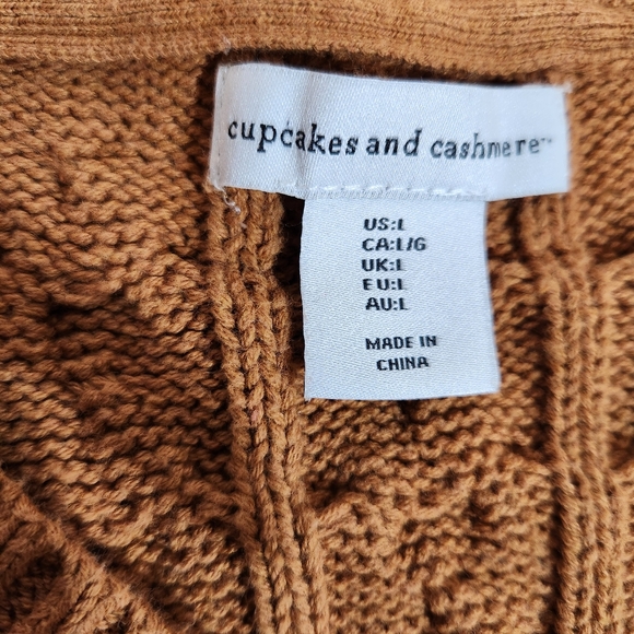 Cupcakes and Cashmere Cable Knit Sweater Vest (L) - Picture 6 of 9